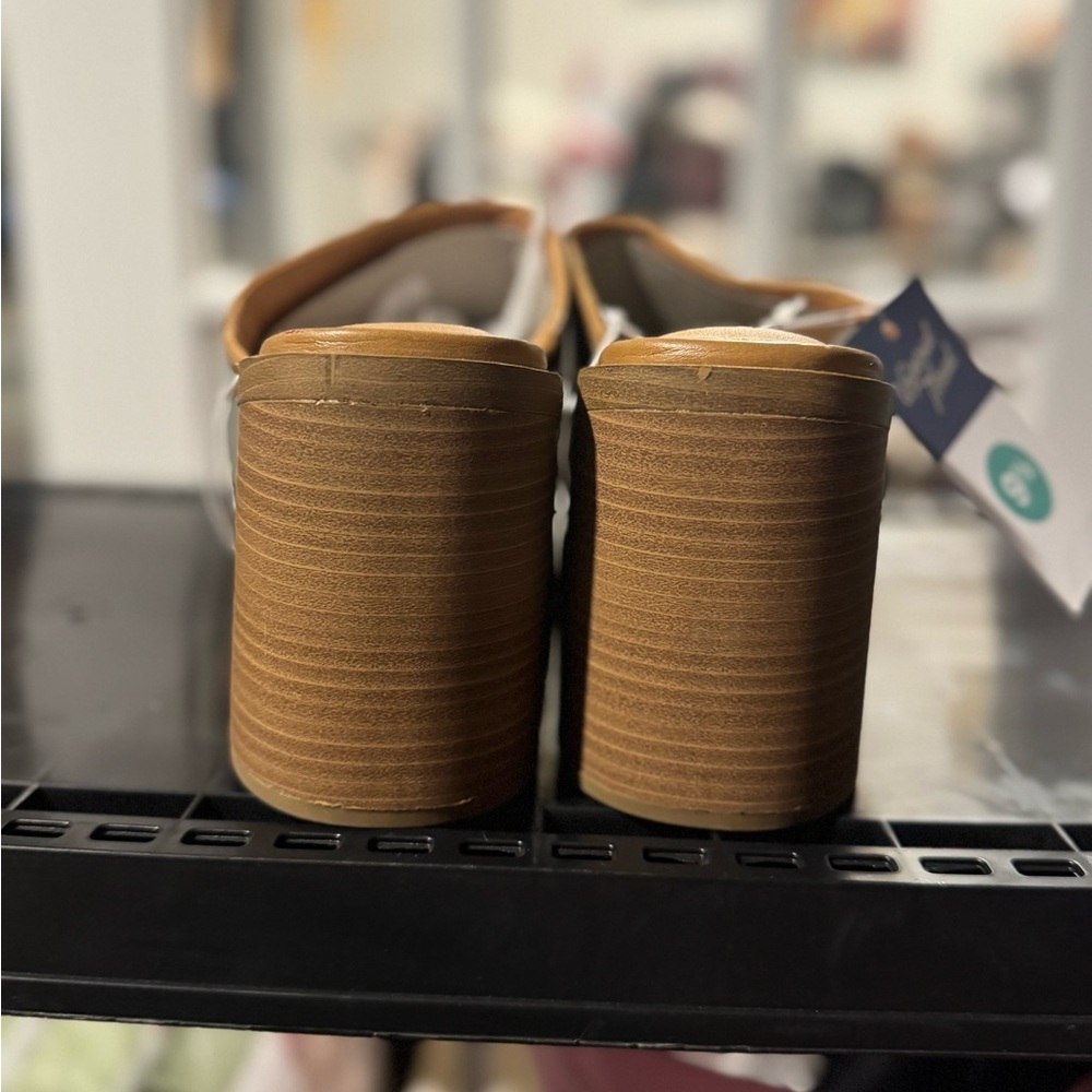 Size 8.5 Universal Thread Mustard Mules - Picture 2 of 4